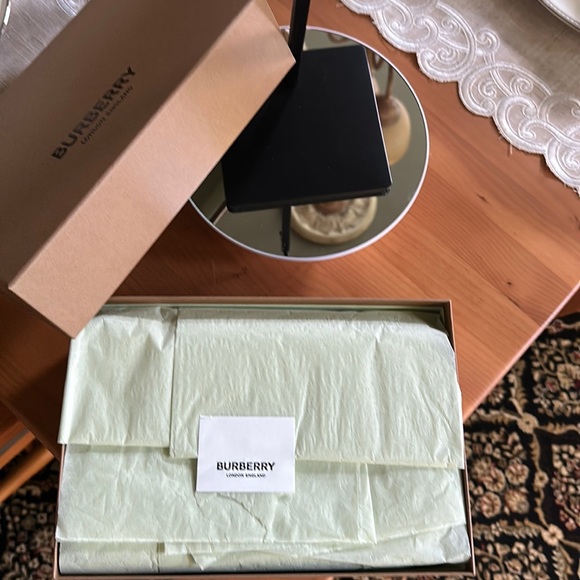 BURBERRY shoulder bag with 18karat gold chain! NWT!!! - Picture 3 of 9